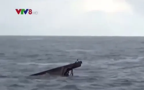 Đà Nẵng: Lai dắt tàu cá bị chìm về bờ