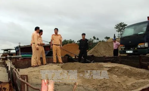 Quảng Nam: Bắt quả tang 2 tàu sắt hút cát trái phép trên sông Thu Bồn
