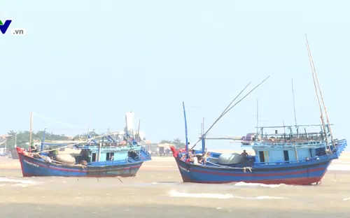 Phú Yên: Tàu cá mắc cạn, 1 ngư dân mất tích
