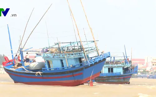 Nguy hiểm tàu cá mắc cạn tại cửa biển giữa mùa bão