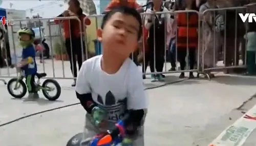 Ngộ nghĩnh cuộc đua xe đạp của các em bé tại Trung Quốc