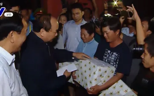 Thủ tướng lội nước kiểm tra khắc phục mưa lũ ở Hội An