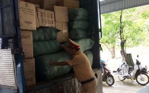 Quảng Nam: Bắt xe biển số Lào chở lượng lớn hàng lậu