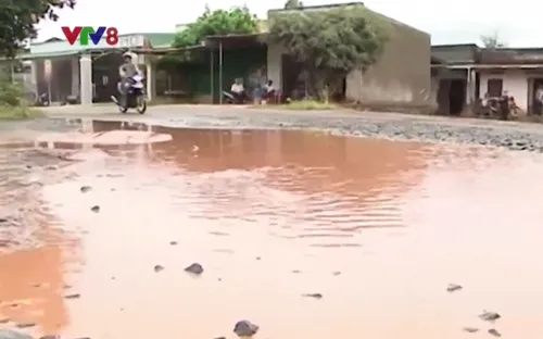 Lâm Đồng: Tỉnh lộ xuống cấp, đường biến thành "ao"