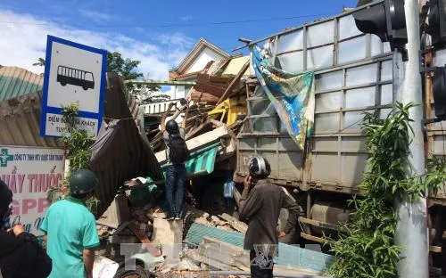 Quảng Ngãi: Xe tải mất lái tông sập 4 nhà dân
