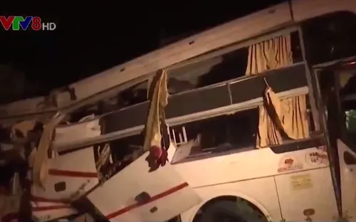 Bình Thuận: Xe container đâm xe khách, 2 người tử vong tại chỗ