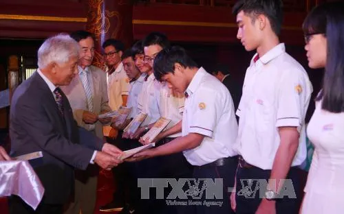 Trao 193 suất học bổng cho học sinh, sinh viên tỉnh Thừa Thiên – Huế