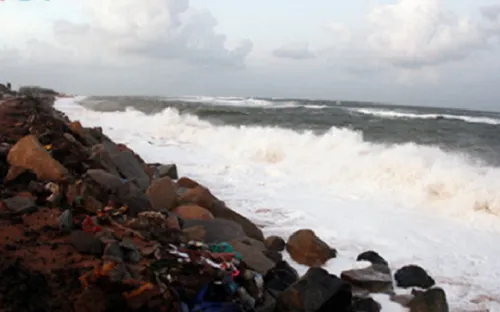 Triều cường uy hiếp vùng ven biển Phú Yên