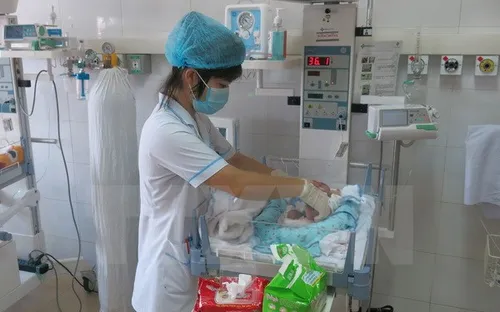 Xác minh thông tin trẻ sơ sinh nguy kịch do bà đỡ cắt rốn bằng dao lam
