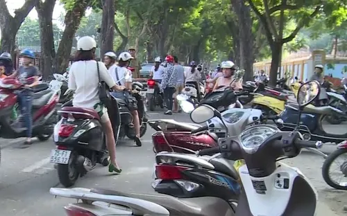 Nguy cơ mất an toàn trước các cổng trường ở Thừa Thiên Huế