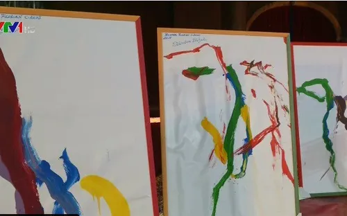 Hungary: Đấu giá tranh do voi vẽ