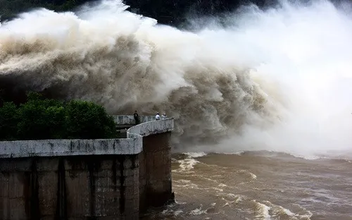 Hồ Hòa Bình mở cửa xả đáy thứ 5