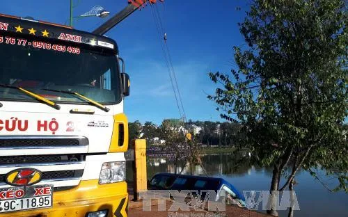 Lâm Đồng: Xe khách lao xuống hồ Xuân Hương