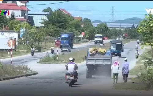 Xe chở vật liệu xây dựng gây mất ATGT tại Huế