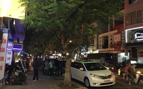 Lực lượng chức năng làm việc tại nhà Vũ "nhôm" ở Đà Nẵng