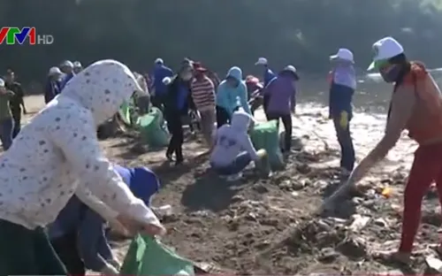 Quảng Nam xử lý dầu vón cục trôi vào bờ biển