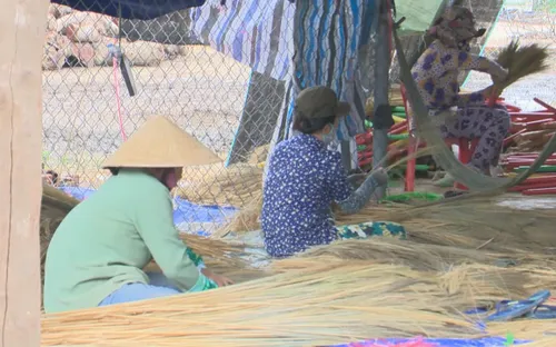 Giữ mãi sức sống làng nghề chổi Mỹ Thành, Phú Yên