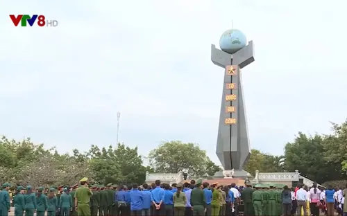 Quân đội Hoàng gia Campuchia dâng hương tại Nghĩa trang liệt sĩ huyện Đức Cơ