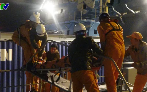 Cứu hộ thành công thuyền viên tàu cá Quảng Bình gặp nạn trên biển