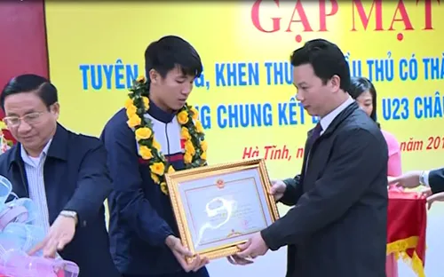 Người hâm mộ Hà Tĩnh chào đón trung vệ U23 Bùi Tiến Dũng