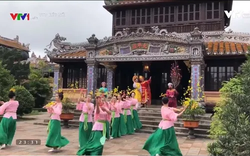 Đào, mai tương ngộ - Từ câu chuyện lịch sử về vua Quang Trung đến hình ảnh mùa Xuân thống nhất Bắc, Nam