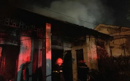 Nghệ An: Khu nhà tập thể cũ gần cây xăng bốc cháy trong đêm