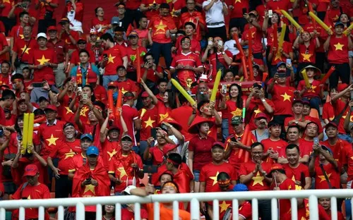 VFF bị phạt gần 300 triệu đồng vì CĐV đốt phát sáng tại ASIAD 2018