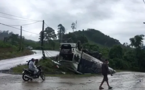 Xe tải lật nhào khi xuống dốc cua trên đường Hồ Chí Minh