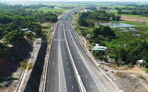 Bác thông tin đắp bùn nền đường cao tốc Đà Nẵng - Quảng Ngãi