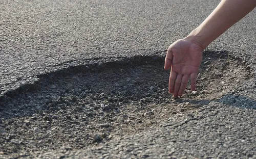 Thứ trưởng Bộ GTVT xin lỗi vì dự án hơn 34.000 tỷ đồng vừa thông xe đã có “ổ gà”