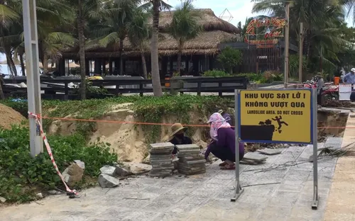 Đà Nẵng: Xuất hiện hố sạt lở sâu hơn 2 mét trên bờ biển
