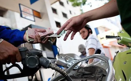 Giá xăng quay đầu giảm 224 đồng/lít sau đợt tăng mạnh