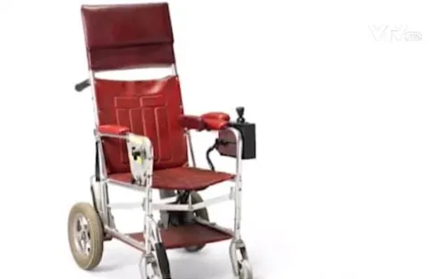Luận văn và xe lăn của Stephen Hawking sắp được đấu giá