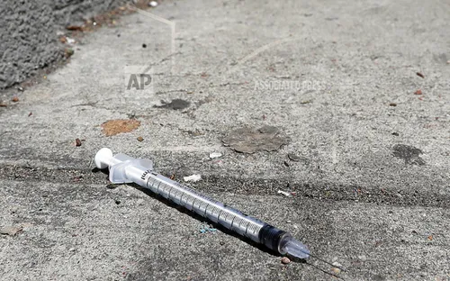 Nhiều học sinh tại Australia bị đâm bằng kim tiêm