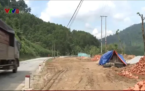 Báo động tình trạng vi phạm hành lang đường Hồ Chí Minh