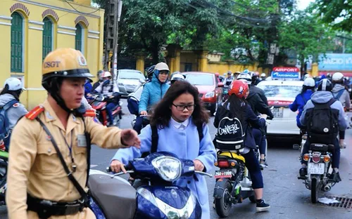 Mở đợt cao điểm xử lý vi phạm không đội mũ bảo hiểm khi lái xe máy