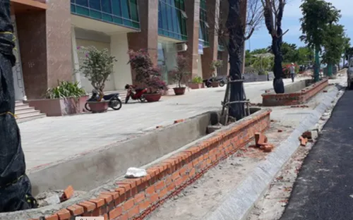 Tháo dỡ các bồn hoa trái phép trên vỉa hè công trình Mường Thanh