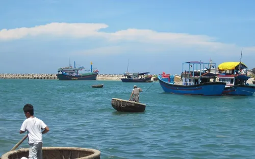 Tàu cá chìm trong đêm tại Ninh Thuận, chủ tàu mất tích