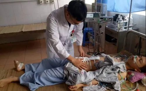 Bệnh viện huyện cứu sống thanh niên bị thanh gỗ đâm thủng bụng, chết lâm sàng