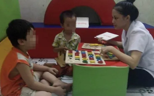 Giáo viên dạy trẻ tự kỷ