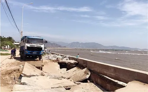 Sụt lún nghiêm trọng đê kè chắn sóng, đe doạ hơn 300 hộ dân ở Ninh Thuận
