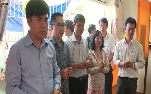 Bộ Giáo dục - Đào tạo thăm các gia đình bị thiệt hại do sạt lở tại Nha Trang