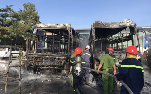 Xe khách bốc cháy khi đang đậu đỗ trong bến xe Đà Nẵng