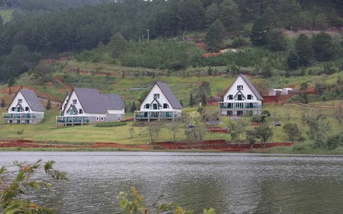 Hồ Tuyền Lâm bị xâm phạm bởi hàng chục nhà gỗ