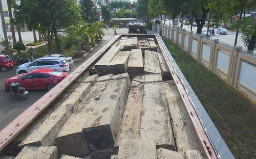 Đắk Lắk: Bắt giữ 2 xe tải lắp biển số giả vận chuyển hàng chục khối gỗ lậu