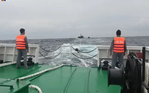 Tàu KN 364 cứu nạn ngư dân 02 tàu cá QNg 98122TS và QNg 98130TS