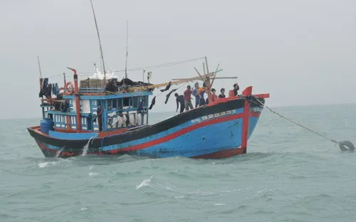 Phú Yên: Ảnh hưởng bão số 9, tàu cá của ngư dân bị đánh chìm