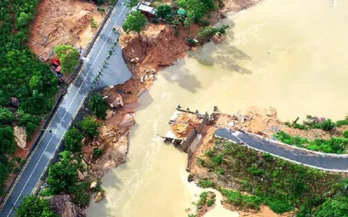 300 hộ dân Khánh Hòa bị cô lập do cầu gãy