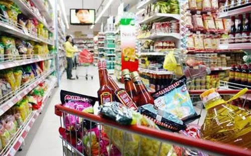 Giá xăng giảm mạnh, hàng tiêu dùng vẫn giữ giá