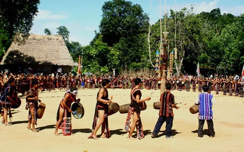 Buôn làng rộn ràng cho ngày hội cồng chiêng